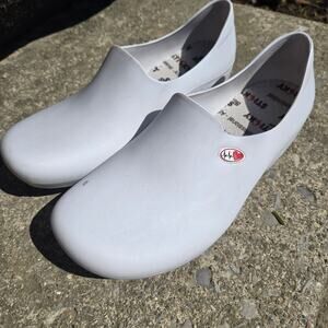 Sticky Nursing clogs women's size 7B in white